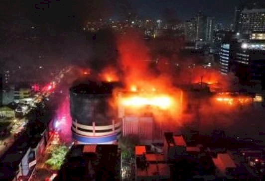 Kompleks Perdagangan Glodok Plaza Masih Terbakar Oleh Api, Kamis (16/01). Dokumentasi