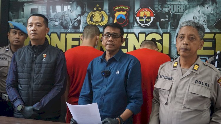 Kasat Reserse Narkoba, AKP Ihwan Ma'ruf, Didampingi Kasi Humas AKP Setyohadi Dan Kanit 1 Ipda Roni Saat Konferensi Pers Di Mapolda Polres Purbalingga, Kamis (16/01).