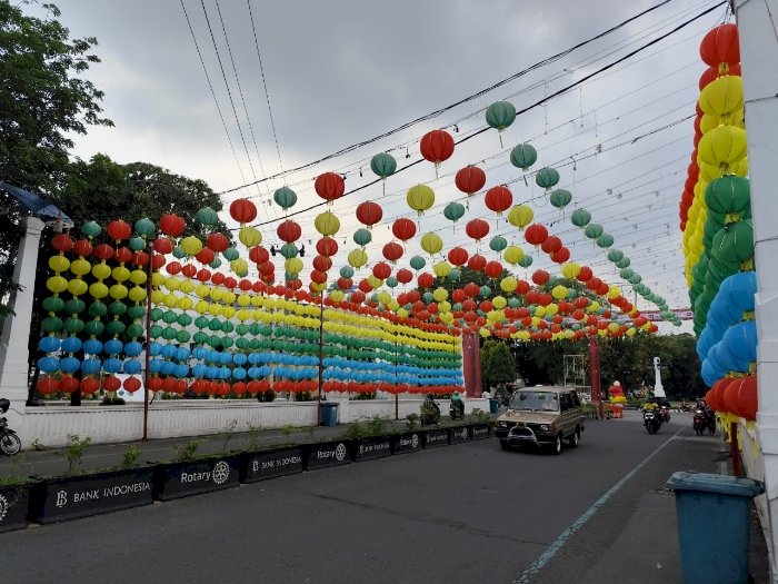 Sebagian Lampion Mulai Terpasang Di Jembatan Pasar Gede Solo. Dian Tanti Burhani/RMOLJawaTengah