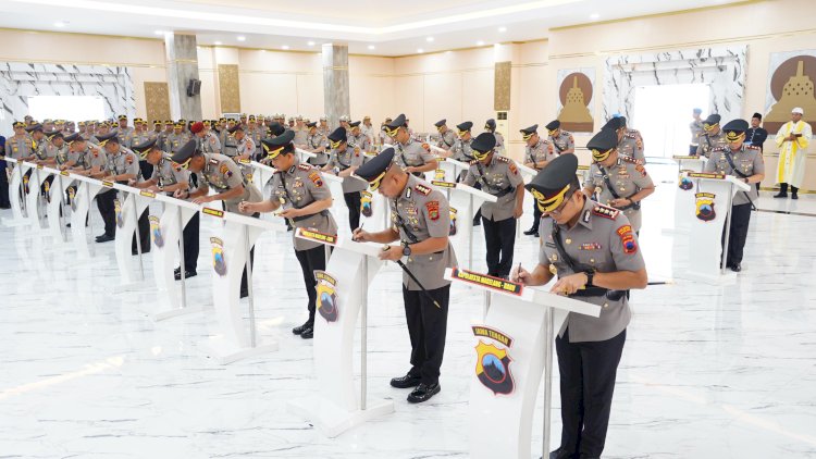 Polda Jawa Tengah awal 2025 ini gelar upacara serah terima jabatan, Jumat (17/1), bagi para pejabat tinggi di dalamnya terdapat rotasi dan mutasi jabatan baru Kapolres/Kapolresta di seluruh wilayah. Dicky Aditya/RMOLJateng