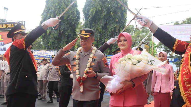 Tradisi Pedang Pora Sambut Pejabat Baru Kapolres Purbalingga  