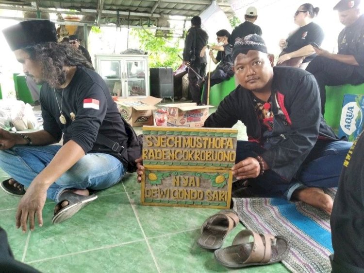 Pembongkaran Makam Palsu Yang Dibangun Berdasar Mimpi Dengan Nisan Yang Ditulis Dengan Nama Raden Cokrobuono Dan Nyai Dewi Gondosari. Disway Mojokerto