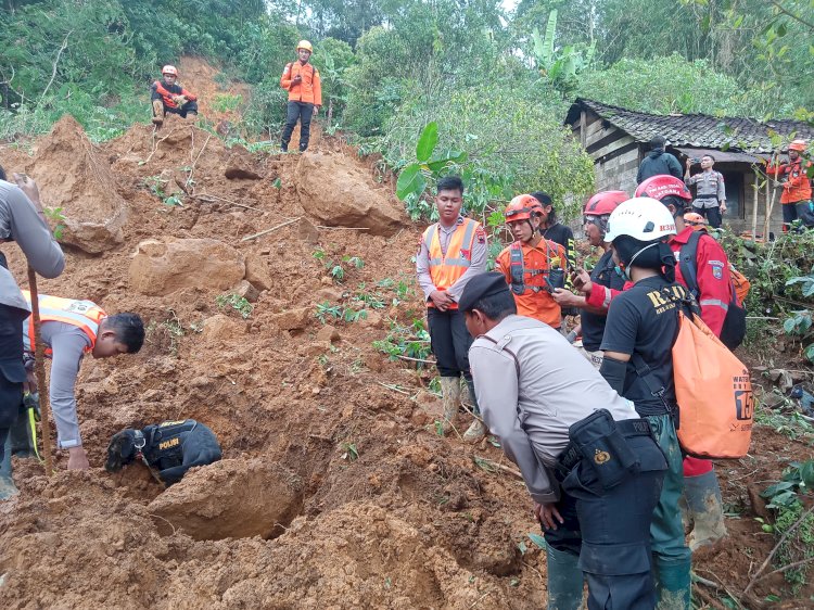 Petugas Gabungan Terus Mengusahakan Proses Evakuasi Di Lokasi Bencana Tanah Longsor Desa Kasimpar, Petungkriyono, Kabupaten Pekalongan Segera Selesai. Istimew