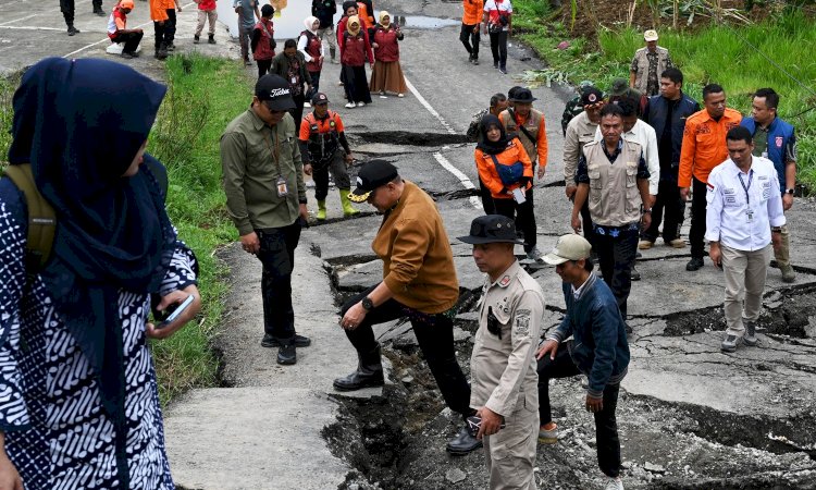 Sekretaris Daerah (Sekda) Banjarnegara, Drs. Indarto, M.Si, Tinjau Lokasi Bencana Tanah Longsor. Arief Ferdianto/RMOLJawaTengah
