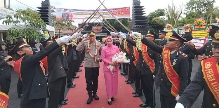 AKBP Hadi Kristanto disambut tradisi pedang pora. Dian Tanti/RMOLJateng