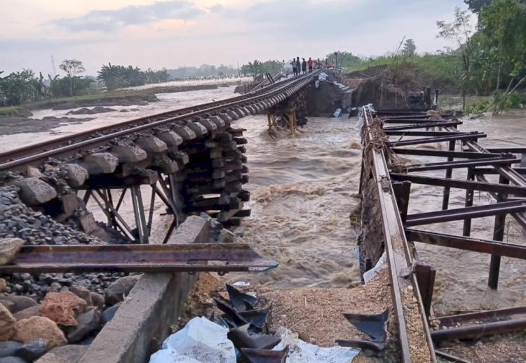 Jalur Utama Rel Kereta Api Jakarta-Surabaya Di Grobogan Kembali Terganggu Akibat Terjangan Banjir Yang Terjadi, Sabtu (25/01). Istimewa