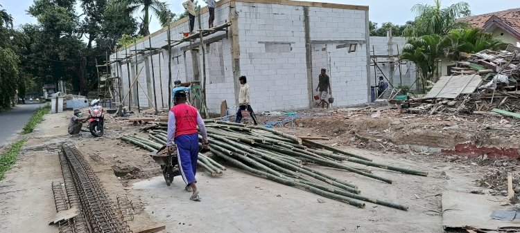 Bangunan Dapur MBG di sebelah barat Satlantas Rembang itu kini di kebut. Yon Daryono/RMOLJawa Tengah