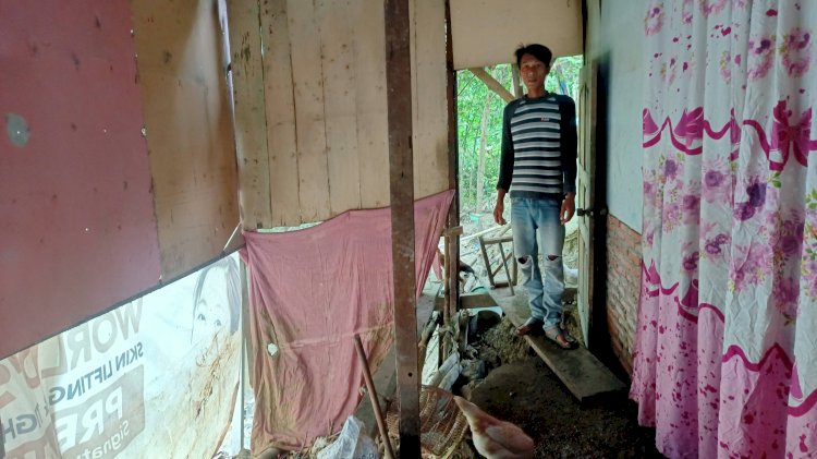 Joko Prasetyo Utomo putra Jumiah, menunjukan kondisi sebagian rumahnya yang alami longsor, Rabu (29/1) siang. Rubadi/RMOLJateng.