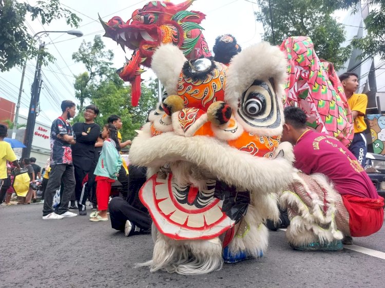 Barongsai, Salah Satu Peserta Karnaval Perayaan Imlek Di Pati Yang Mendapat Perhatian Cukup Besar Dari Warga. Yon Daryono/RMOLJawaTengah