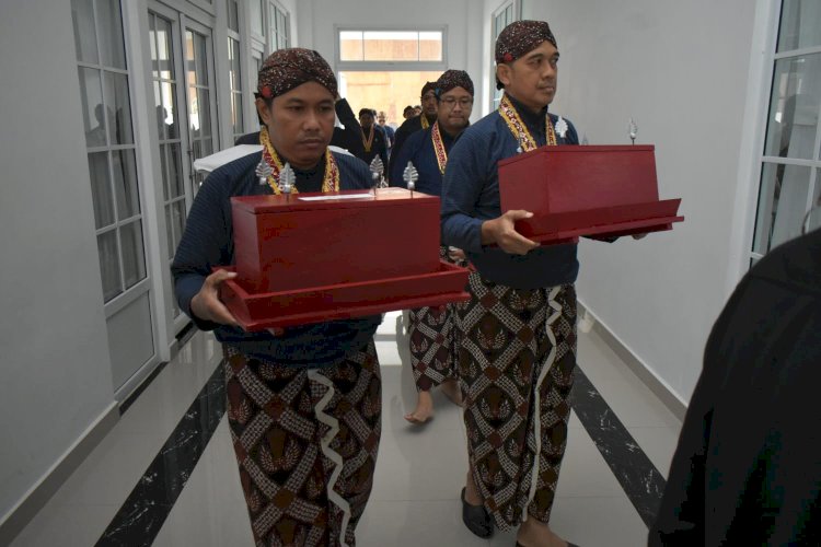 Peringatan Tingalan Jumenengan Dalem Hamangkubuwono X, Kraton Yogyakarta gelar Tradisi Labuhan Gunung Lawu. Dian Tanti/RMOLJateng