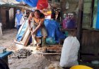 Pemkab Rembang Dan Pedagang Jebol Cor Selokan Untuk Atasi Banjir Pasar