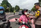 Polres Karanganyar Bagi Coklat Hingga Helm Bagi Pengguna Jalan