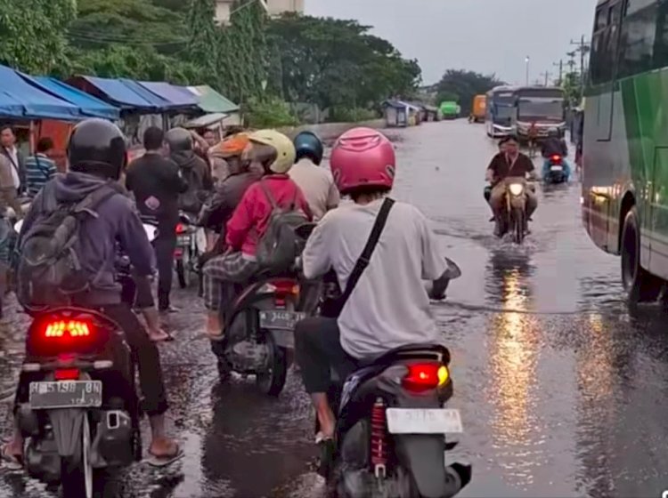 Banjir di Jalur Pantura Kaligawe, Senin (3/2) membuat para pengendara berhenti tak berani melintasi genangan yang tinggi (Dok. medsos)