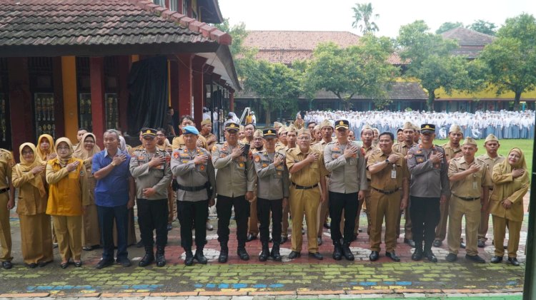Wakapolres Tegal Bersama Para Pejabat Utama (PJU) Polres Tegal, Kepala Sekolah, Para Guru, Serta Siswa-Siswi Sekolah SMKN 2 Adiwerna, Senin (03/02). Istimewa