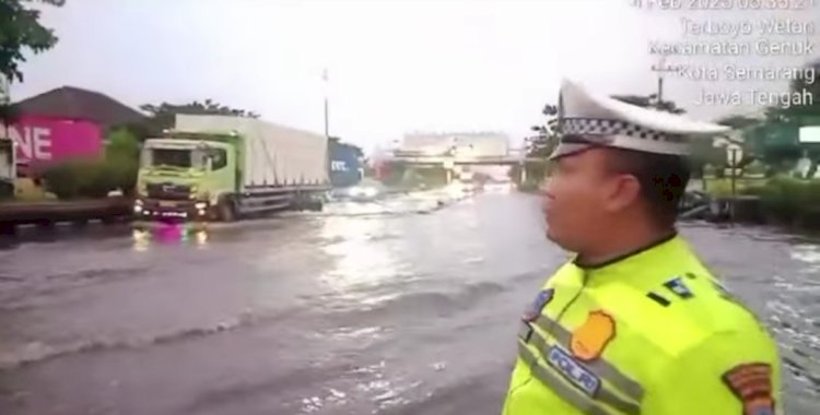 Satlantas Polsek Genuk Menghimbau Pengendara Agar Sementara Ini Menghindari Genangan Banjir Di Depan RSI Sultan Agung, Selasa (04/02) Karena Kondisi Banjir Masih Cukup Tinggi Untuk Dilalui Kendaraan. Dokumentasi Polsek Genuk