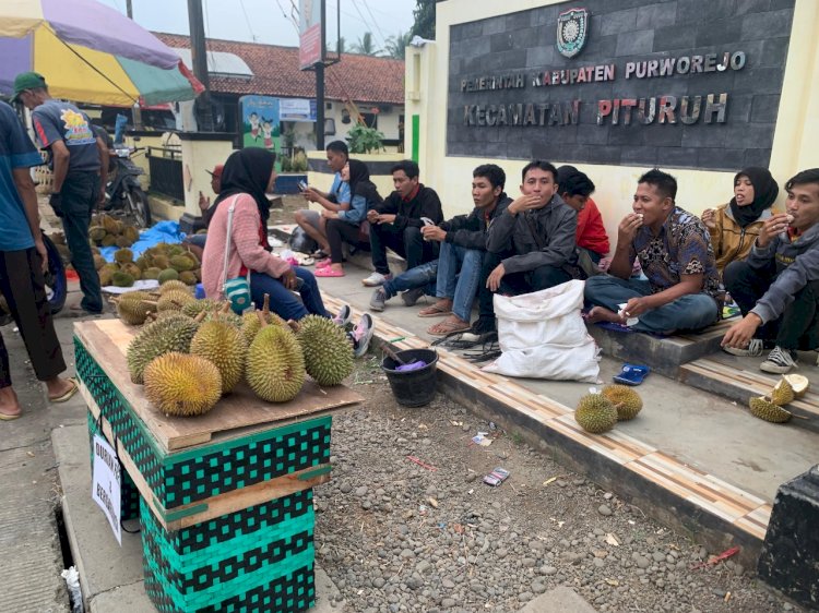 Warga Setempat Menikmati Durian Arking Kaligondang, Purworejo, Senin (03/02). Achmad Luthfi