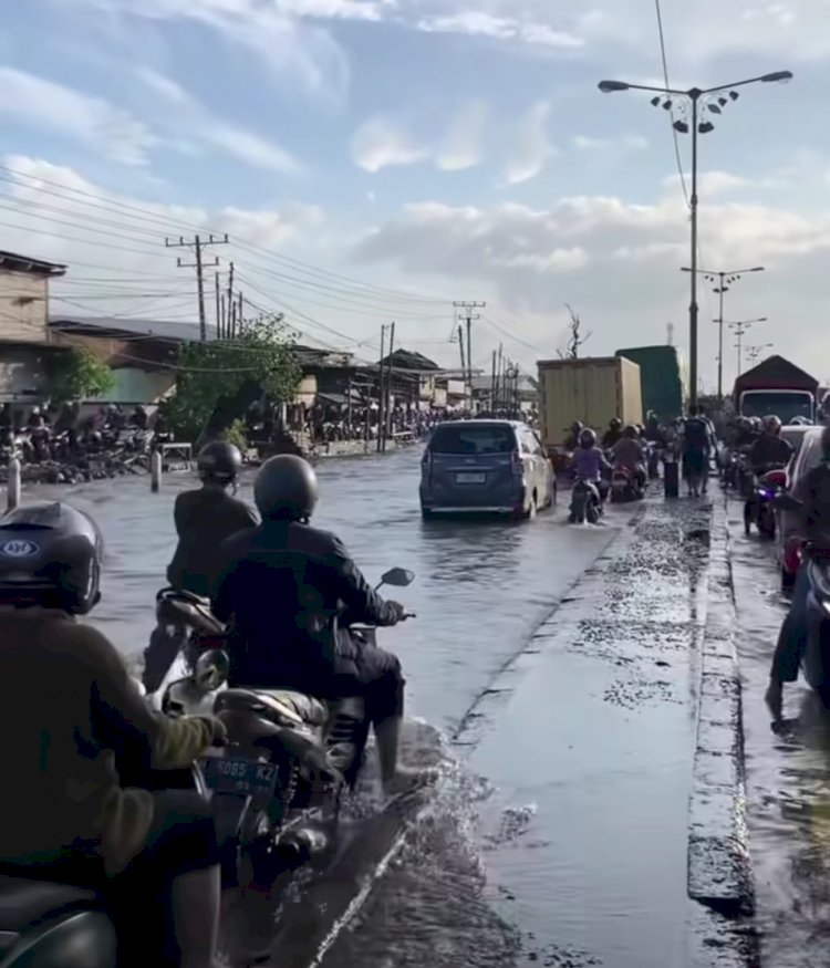 Jalur Pantura Semarang-Demak Di Sayung Masih Tergenang Banjir Rob Dengan Ketinggian Air Yang Semakin Bertambah Rabu (05/02). Dicky A Wijaya/RMOLJawaTengah