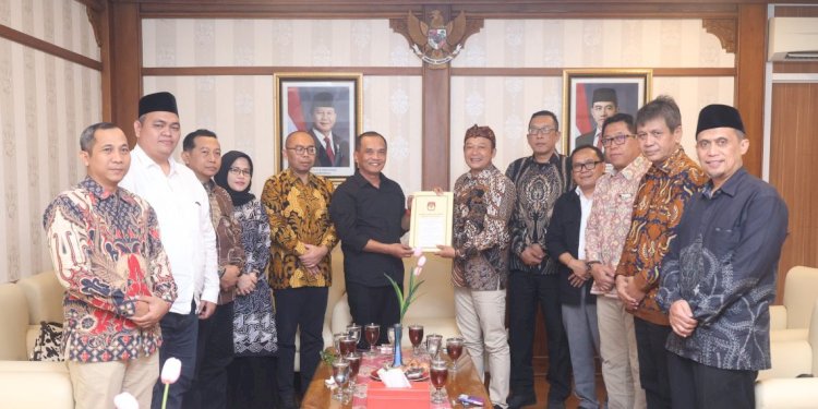 Komisi Pemilihan Umum (KPU) Jawa Tengah Menyerahkan Hasil Penetapan Gubernur Dan Wakil Gubernur Terpilih Kepada Dewan Perwakilan Rakyat Daerah (DPRD) Jawa Tengah, Kamis (06/02). Istimewa