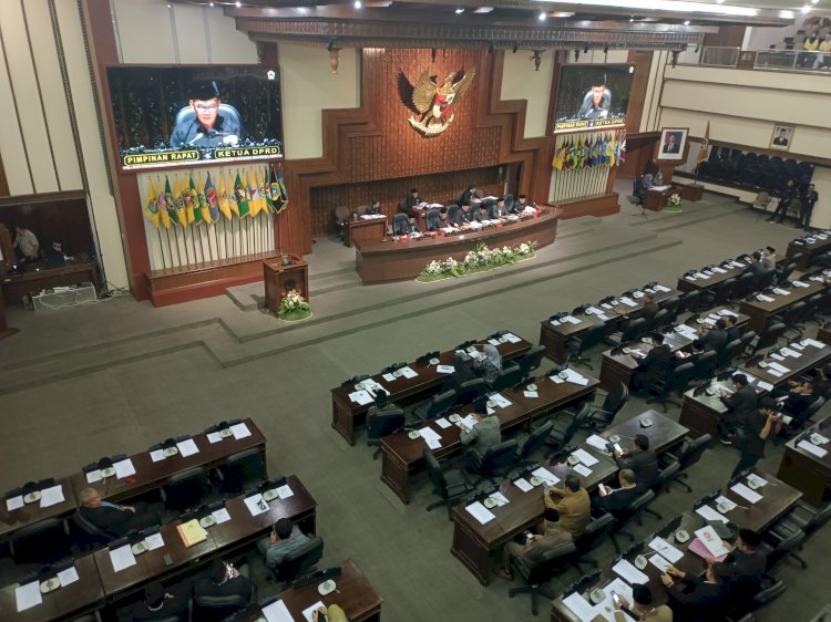 Rapat Paripurna Dewan Perwakilan Rakyat Daerah (DPRD) Jawa Tengah Mengumumkan Hasil Penetapan Gubernur Dan Wakil Gubernur Terpilih 2025-2030 Hasil Laporan Penetapan Komisi Pemilihan Umum (KPU) Jawa Tengah Pada Jumat (07/02) Pagi Ini. Istimewa