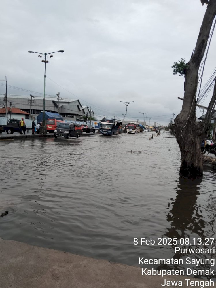 Jalur Pantura Semarang-Demak Di Sayung, Masih Terendam Banjir Rob Cukup Tinggi Pada Sabtu (08/02). Dicky A Wijaya/RMOLJawaTengah