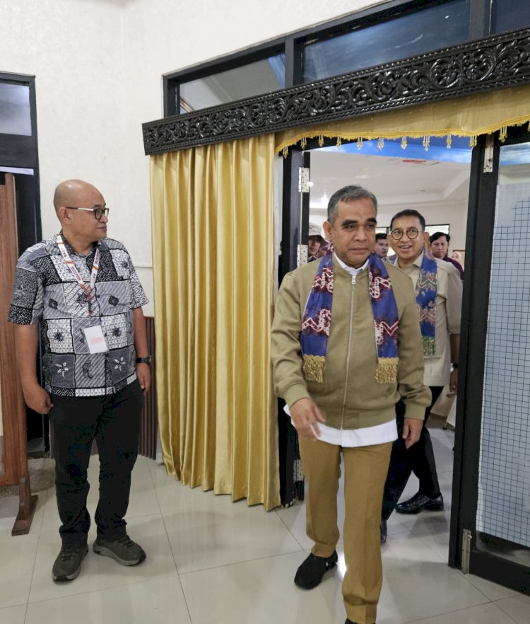 Sekjen PWI Pusat, Iqbal Irsyad (Kiri), Menyambut Kedatangan Ketua MPR-RI, Ahmad Muzani (Tengah), Dan Menteri Kebudayaan, Fadli Zon (Kanan), Di Bandara Syamsuddin Nur, Banjarmasin, Kalsel, Dalam Rangka Hari Pers Nasional (HPN) 2025, Pada Sabtu, (08/02). Istimewa