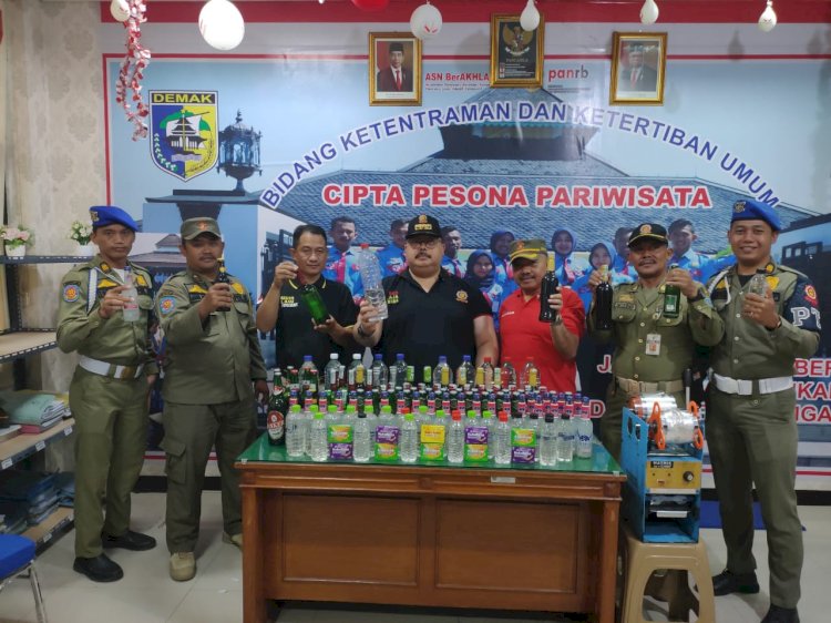 Kasatpol PP Demak, Agus Sukiyono bersama jajaran saat Konferensi Pers  pengungkapan barang bukti Miras, Cukai Ilegal yang digelar selama 3 hari. Istimewa