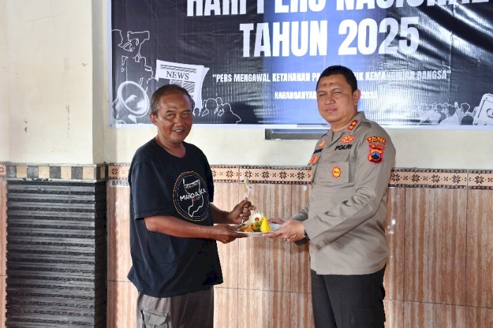 Kapolres berikan potongan pada perwakilan wartawan yang bertugas di Karanganyar. Dian Tanti/RMOLJateng