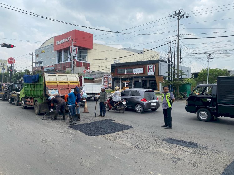 Jalan Berlubang Di Sekitar Transmart Majapahit Semarang Diperbaiki Menghindari Timbulnya Korban. Dicky A Wijaya/RMOLJawaTengah 
