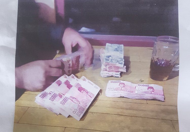 Tumpukan uang yang diduga milik 14 warga Batur. Istimewa