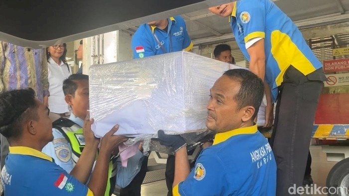 Jenazah Korban Penembakan APMM Yang Tiba Di Deli Serdang Pada Selasa (11/02) Didampingi Oleh Pejabat Kementerian Luar Negeri Republik Indonesia. DetikSumut