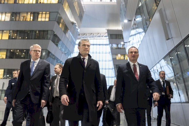 Menteri Pertahanan Amerika Serikat Pete Hegseth Berjalan Masuk Markas Besar NATO Di Brussel, Belgia, Pada Rabu (12/02).  Medsos Menhan Amerika.