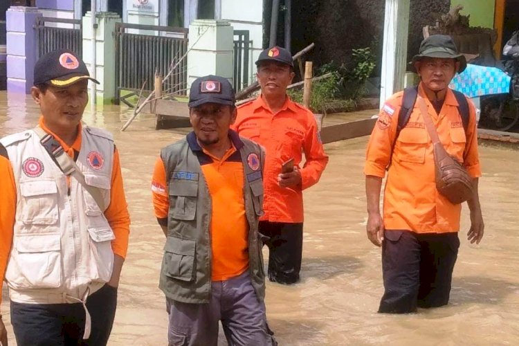Kepala BPBD Kab Tegal, Afifudin saat meninjau banjir di pemukiman warga Desa Sidaharja, Kab Tegal. Sofia/RMOLJateng