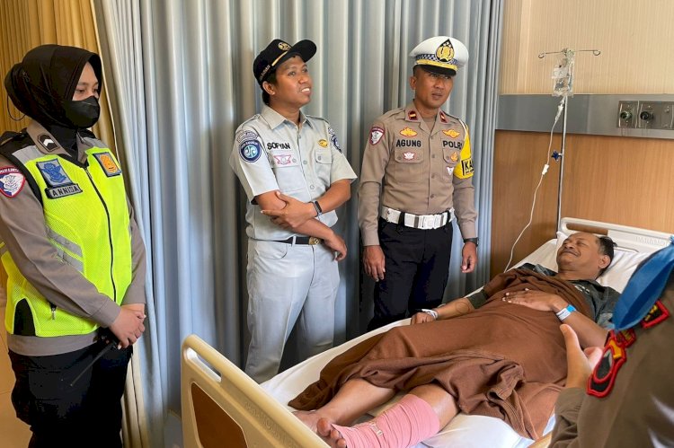 Kasatlantas Polres Tegal Kota AKP Agus Joko Guntoro Bersama Penanggung Jawab Jasa Raharja Muhammad Sofyan Arifin Melakukan Kunjungan Kepada Korban Kecelakaan Lalu Lintas Yang Menjalani Perawatan Di RSI Harapan Anda Kota Tegal Pada Jumat, (14/02). Istimewa