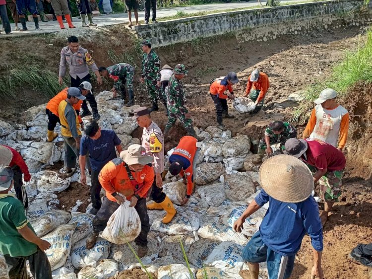Gotong royong perbaiki tanggul irigasi yang jebol di Dusun Saratan RT 01 RW 06 Desa Sumberagung, Kecamatan Batuwarno, Wonogiri. (DOK.BPBD WONOGIRI)