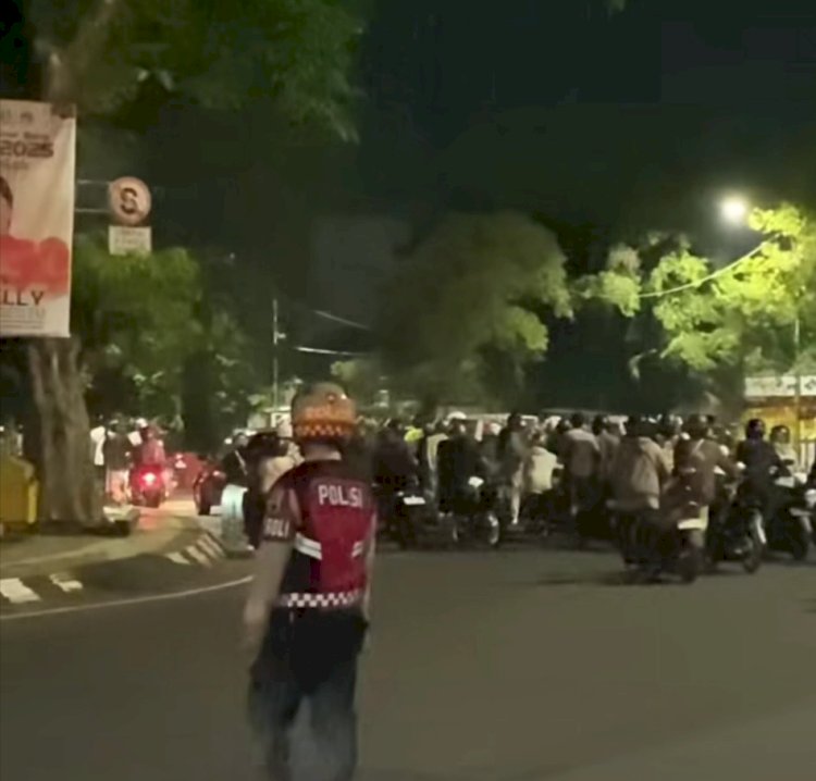 Puluhan Anak-Anak Muda Dan Remaja Terlibat Balap Liar Dihukum Dorong Motor Di Sekitar Tugu Muda, Minggu (16/2) Dini Hari. Dicky A Wijaya/RMOLJawaTengah