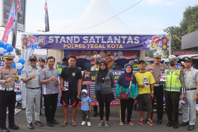 Satlantas Polres Tegal Kota Sosialisasi Keselamatan Lalu Lintas Dengan Gelar Police Art Di TOS, Minggu (16/02). Istimewa