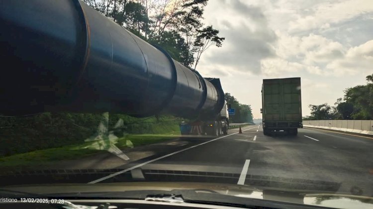 Rombongan Ekspedisi Tabung Raksasa Berhenti Akibat Mengalami Kendala Di Tanjakan Tol Ungaran. facebook Johanes Christiono