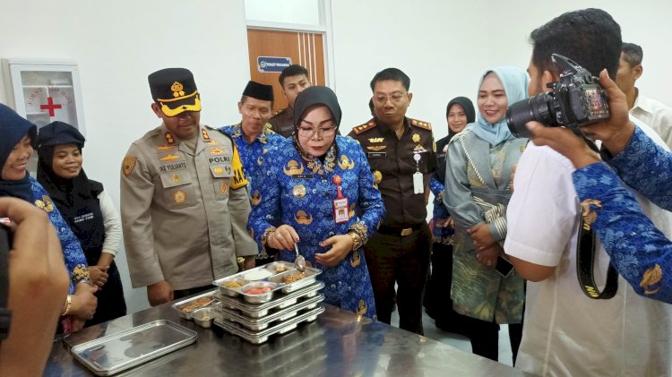 Bupati Grobogan Sri Sumarni didampingi Forkopimda memastikan  kondisi makanan sebelum diberikan pada anak-anak, Senin (17/2) siang. Rubadi/RMOLJateng