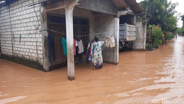 Anakan Sungai Simo Dan Sinoman Meluap Karena Tersumbat Sampah Akibatkan Banjir Di Desa Gadingrejo, Juwana, Kabupaten Pati, Senin (17/02). Yon Daryono/RMOLJawaTengah