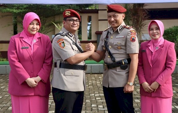 Kasatreskrim Polresta Pati yang baru AKP Heri Dwi Utomo (kiri) berjabat tangan dengan Kasatreskrim Pati lama Kompol M Alfan Armin (kanan) usai sertijabt. Yon Daryono/RMOLJateng