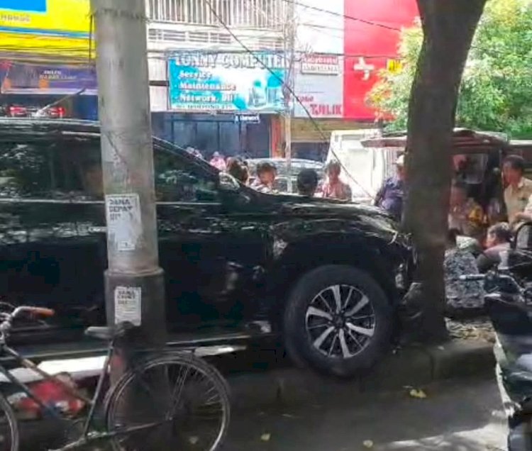 Mobil Pajero menabrak trotoar di Jalan M.T Haryono Semarang, Selasa (18/2) pengemudi mobil mengalami serangan jantung. Dicky Aditya/RMOLJateng