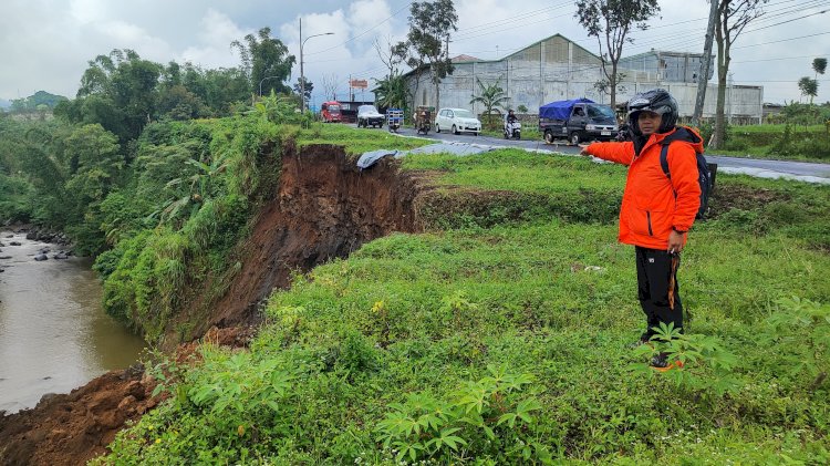 Tebing Sungai Galeh Di Temanggung Longsor Lagi, Ancam Jalan Nasional Pada Selasa (18/02). Istimewa