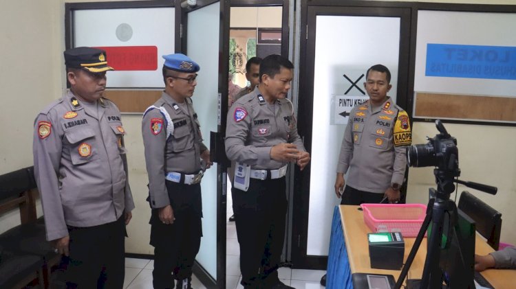Kapolres Pemalang AKBP Eko Sunaryo Memeriksa Ruang Pelayanan Publik Di Lingkungan Polres Pemalang, Untuk Memastikan Apakah Personelnya Telah Melaksanakan Standar Operasional Prosedur (SOP) Pada Hari Rabu, (19/02). Istimewa