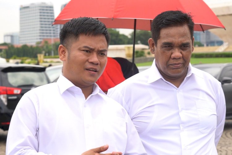 Bupati Tegal Terpilih Ischak Maulana Rohman (Kiri) Bersama Wakilnya, Ahmad Kholid (Kanan), Saat Ditemui Usai Gladi Bersih Pelantikan Kepala Daerah Serentak Di Lapangan Silang Monas, Rabu (19/02) Siang. Istimewa