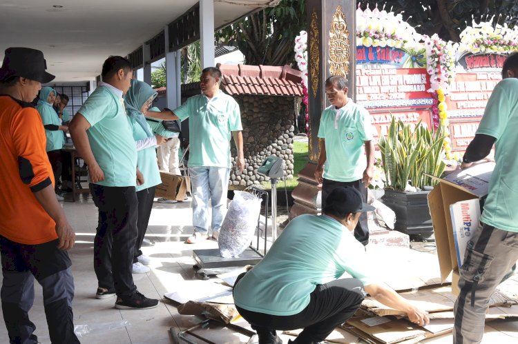 Kepala Dinas Lingkungan Hidup (DLH) Kabupaten Sukoharjo, Agus Suprapto, Dan DLH Sukoharjo Menggelar Kegiatan Penimbangan Sampah Organisasi Perangkat Daerah (OPD) Dalam Rangka Memperingati Hari Peduli Sampah Nasional (HPSN) 2025 Pada Jumat (21/02). Istimewa