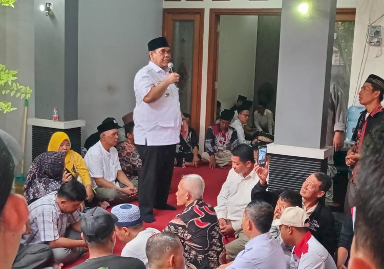 Wakil Bupati Tegal, Ahmad Kholid memberikan sambutan di hadapan masyarakat yang hadir di Kediamannya Desa Tembok Luwung, Adiwerna, Kab. Tegal. Sofia/RMOLJateng