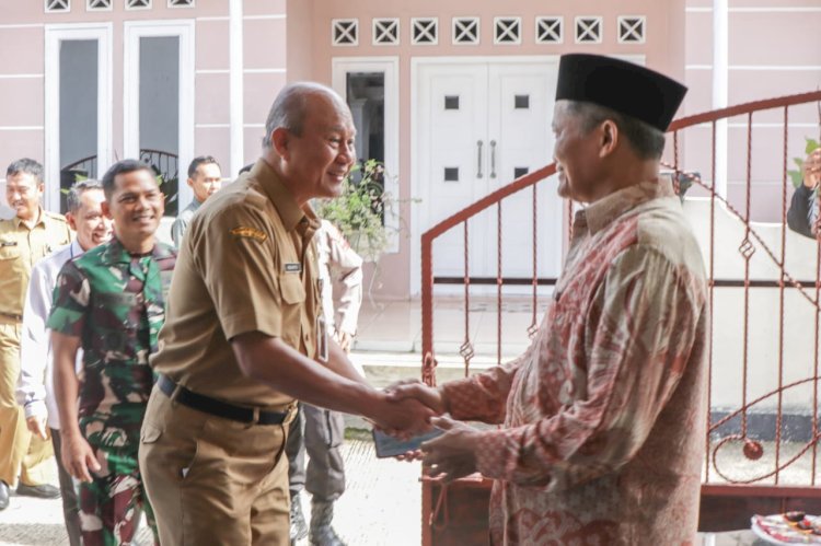 Sekda Banjarnegara beserta rombongan tiba di kediaman Djasri eks Bupati Banjarnegara. Arief Ferdianto/RMOLJateng