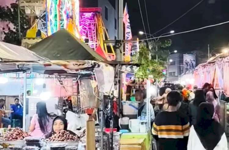Pasar Dugderan di sekitar Alun-alun Kauman Semarang ramai dikunjungi masyarakat untuk berburu kuliner sambil jalan-jalan. Dicky Aditya/RMOLJateng