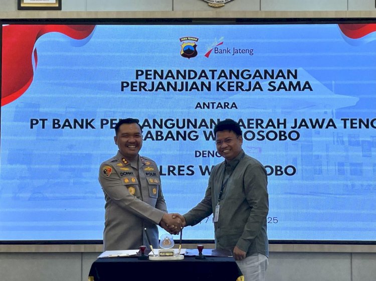 Pemimpin Bank Jateng Wonosobo Gunawan Nugrahanto (kanan) berjabat tangan dengan Kapolres AKBP Donny Lumbantoruan (kiri) dalam penandatanganan Perjanjian Kerjasama Payroll di Polres Wonosobo pada Jum’at (7/2), lalu. Istimewa