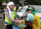 Peduli Sesama, Polres Demak Bagikan Takjil dan Borong Dagangan Pedagang Kaki Lima